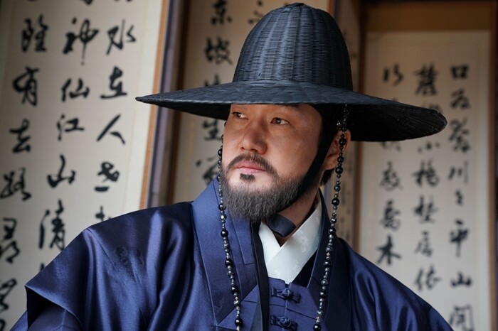 유지태가 ‘건장한 체격에 무예가 출중한 한명회’를 강렬한 악역으로 그려냈다. 사진=영화 ‘왕과 사는 남자’ 홍보 스틸컷