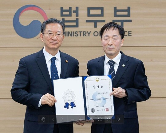 정성호 법무부 장관과 최영승 신임 한국법무보호복지공단 이사장. 사진=법무부 제공