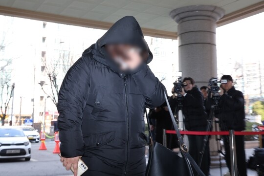 약에 취한 상태로 운전하다 구속된 포르쉐 운전자에게 약물을 건넨 혐의를 받는 전직 간호조무사 A 씨가 3월 10일 구속 전 피의자 심문(영장실질심사)을 위해 서울서부지법에 출석하는 모습. 사진=연합뉴스