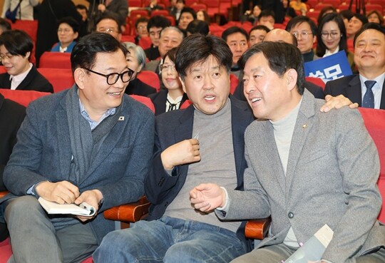 김용 전 민주연구원 부원장(가운데)이 2월 12일 국회 의원회관에서 열린 자신의 저서 ‘대통령의 쓸모’ 출판기념회에서 송영길 전 민주당 대표(왼쪽), 황명선 민주당 의원과 대화하고 있다. 사진=임준선 기자