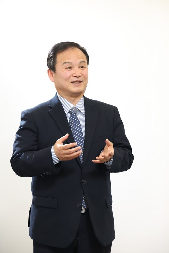 우정권 K-컬처콘텐츠산업협회 이사장이 지난 3월 9일 일요신문과 인터뷰하고 있다. 사진=임준선 기자