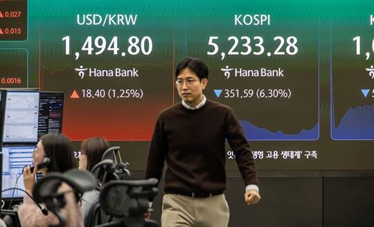 지난 3월 9일 서울 중구 하나은행 딜링룸 전광판에 코스피, 코스닥 등 시황이 표시되고 있다. 사진=최준필 기자