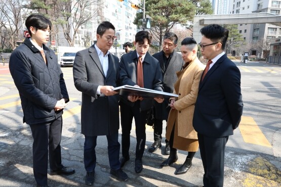 포스코이앤씨와 유엔스튜디오 관계자들이 신반포19·25구역을 방문해 현장 점검을 진행하고 있다. 사진=포스코이앤씨 제공