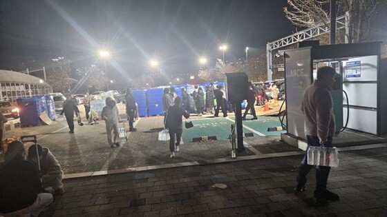 광역상수도 단수 사태로 인해 파주시 일대에 마련된 임시 급수소에서 시민들이 생수를 배부받고 있다. 사진=파주시 제공