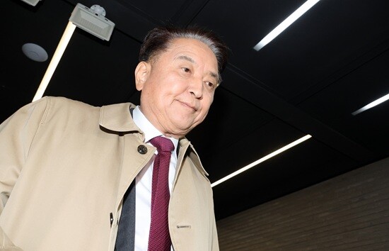 취재진이 김영환 지사에게 무소속 출마 가능성을 묻자 그는 “지금은 그럴 얘기를 할 때가 아니”라면서도 “어떠한 경우에도 선거엔 출마할 것”이라고 밝혔다. 사진=연합뉴스