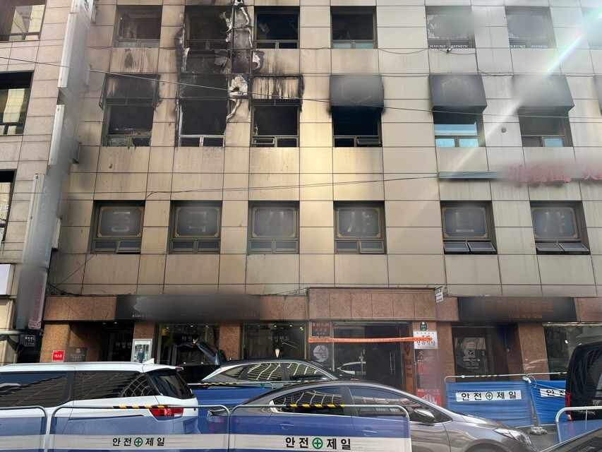 화재로 인해 외벽이 검게 그을린 캡슐호텔 건물 전경