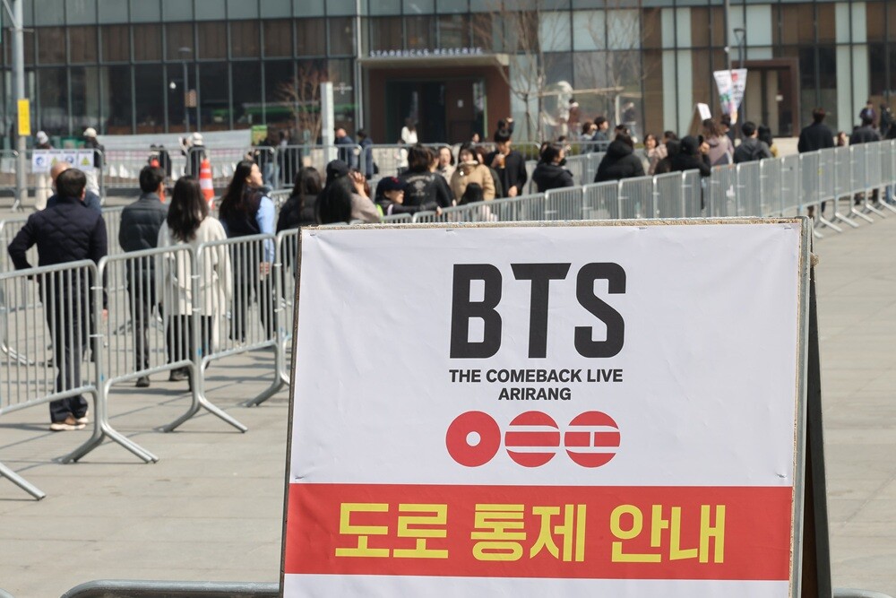 방탄소년단(BTS)의 서울 광화문광장 컴백 공연을 앞둔 3월 17일 서울 종로구 KT 광화문빌딩 앞에 도로통제 안내판이 설치되어 있다. 사진=임준선 기자