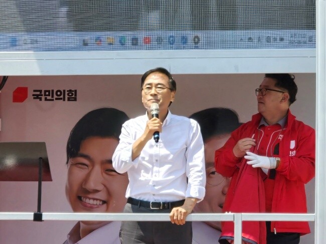 박범서 가평군수 후보가 지난 대선 당시 주민들에게 지지를 호소하는 모습. 사진제공=박범서 후보