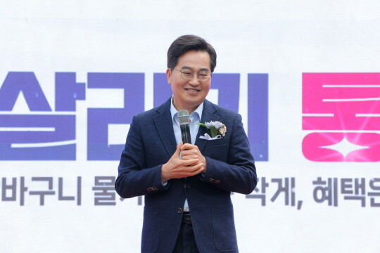 수원 남문시장에서 진행된 2026년 상반기 경기 살리기 통큰 세일 개막식에서 김동연 경기도지사가 노래를 부르고 있다. 사진=경기도