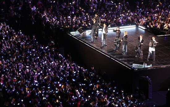 방탄소년단(BTS)이 3월 21일 서울 광화문광장에서 컴백 기념 공연인 ‘BTS 컴백 라이브: 아리랑’ 공연을 펼치고 있다. 사진=사진공동취재단