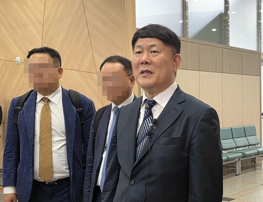 이번 무상감자는 타이어뱅크그룹이 에어프레미아 경영권을 인수한 뒤 첫 행보다. 2025년 5월 대전고등법원에서 열린 탈세 혐의 항소심 결심 공판에 참석한 김정규 타이어뱅크 회장. 사진=연합뉴스