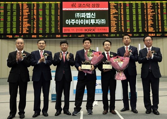 2018년 11월 한국거래소 서울사옥 홍보관에서 열린 파멥신 코스닥시장 신규상장기념식. 유진산 파멥신 창업주(가운데)는 현재 파멥신 부사장으로 있다. 사진=한국거래소 제공