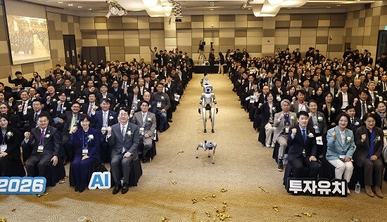 로봇들이 24일 MARS 2026 투자 유치 & 컨퍼런스 개회 행사의 시작을 알리고 있다. 사진=화성시 제공