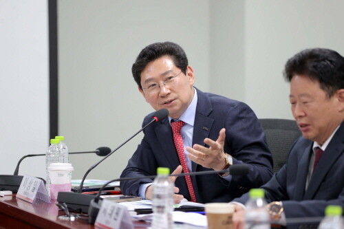 이상일 용인특례시장이 25일 국회 의원회관에서 열린 토론회에서 수도권정비계획법의 전면 개정을 촉구하고 있다. 사진=용인시 제공