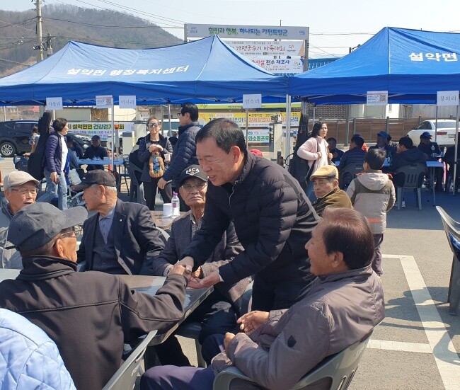 김성기 가평군수 예비후보가 설악면 행사장에서 주민들과 인사를 나누며 의견을 듣고 있다. 사진제공= 김성기 예비후보