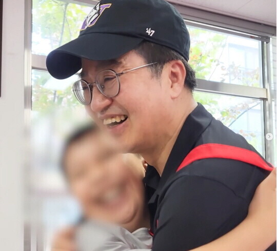 주보라의 집에서 짜장면 아저씨 김동연에게 안기는 아이. 사진=김동연 SNS