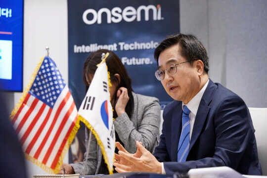 2024년 5월 14일 미국 피닉스의 온세미 본사에서 온세미 CEO 하싼 엘 코우리에게 투자 제안을 건네는 김동연 지사. 사진=김동연 SNS