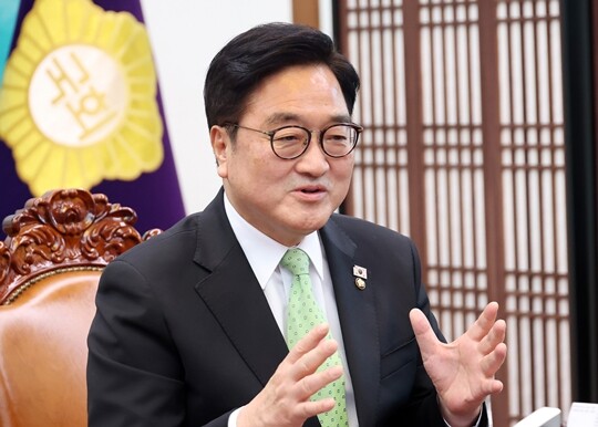 우원식 국회의장이 3월 19일 오후 서울 여의도 국회에서 열린 초당적 개헌추진을 위한 제정당 연석회의에서 발언하고 있다. 사진=박은숙 기자