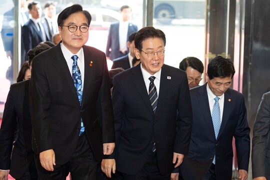 이재명 대통령이 4월 2일 서울 여의도 국회에서 26조 2000억 원 규모의 2026년도 1차 추가경정예산안에 대한 시정연설을 하기 위해 본청에 들어서며 우원식 국회의장과 인사한 후 이동하고 있다. 사진=이종현 기자