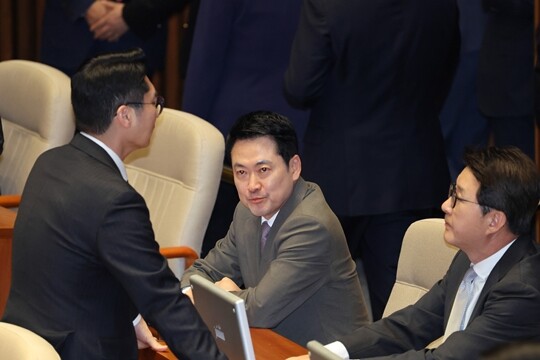 4월 2일 국회 본회의장 안에서 국민의힘 장동혁 대표가 동료의원들과 얘기를 나누고 있다. 사진=이종현 기자
