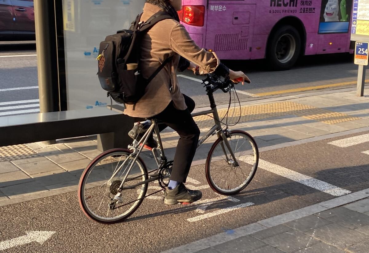 서울 중구 퇴계로5가 버스정류장. 벤치 옆 자전거도로를 따라 자전거 한 대가 지나가고 있다. 사진=김재은 인턴기자