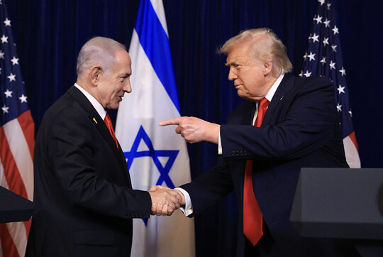 뉴욕타임스는 네타냐후 이스라엘 총리가 2월 11일 극비리에 백악관을 방문해 미국의 이란 공격 참여를 설득했다고 폭로했다. 2025년 12월 29일 마러라고에서 기자회견을 한 네타냐후 총리와 트럼프 대통령. 사진=AFP/연합뉴스