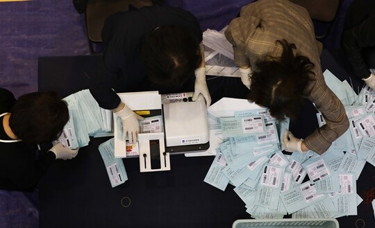 이월금 비중 증가의 원인으로는 ‘선거 특수’가 꼽힌다. 2021년 서울 용산구 신광여자고등학교에 마련된 4·7 서울시장 보궐선거 개표장에서 개표사무원들이 개표 작업을 하고 있다. 사진=박정훈 기자