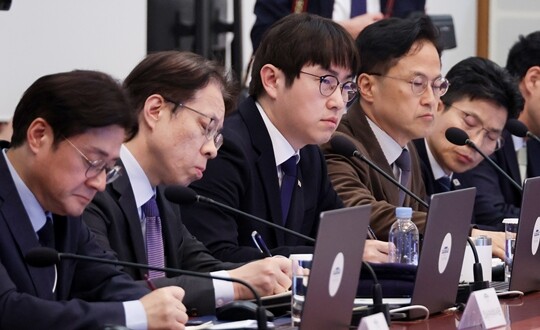 하정우 청와대 AI미래기획수석(왼쪽 세 번째)을 비롯한 참모진이 4월 9일 청와대에서 수석보좌관회의에서 이재명 대통령의 발언을 듣고 있다. 사진=연합뉴스