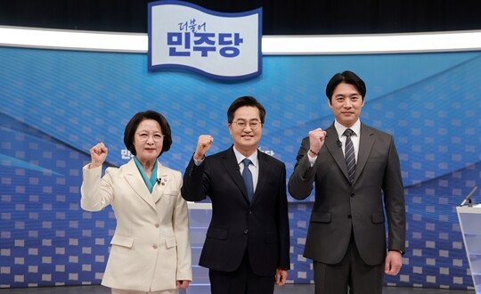 추미애·김동연·한준호 더불어민주당 경기지사 경선 후보(왼쪽부터)가 지난 4월 1일 열린 2차 TV 합동토론회에 참석해 기념촬영하고 있다. 사진=국회사진취재단