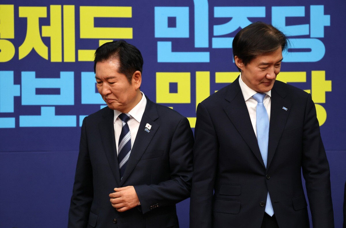 정청래 더불어민주당 대표가 2025년 11월 26일 국회에서 조국 조국혁신당 대표를 접견하며 기념촬영을 하고 있다. 사진=박은숙 기자