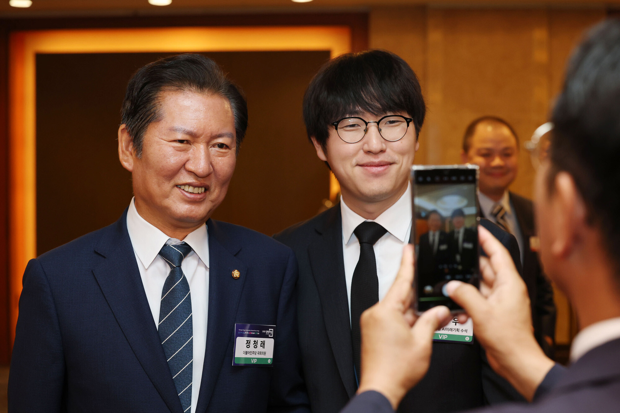 정청래 민주당 대표와 하정우 청와대 AI미래기획수석. 정 대표는 직접 하 수석을 만나 출마를 권유할 것으로 전해진다. 사진=국회사진취재단