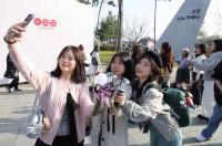 [시선25] 국경과 언어 넘어 ‘아미’ 총집합…‘BTS 월드투어 고양’ 공연장 밖도 축제