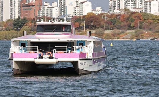지난 해 11월 17일 서울 송파구 잠실선착장 부근에 수심이 얕은 곳을 지나다 항로를 이탈하며 강바닥에 걸린 한강버스가 멈춰서 있다. 사진=연합뉴스