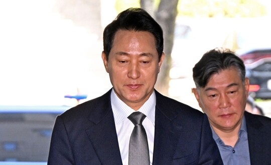 여론조사비 대납 의혹을 받는 오세훈 서울시장이 4월 15일 서울 서초구 서울중앙지법에서 열린 정치자금법 위반 관련 재판에 출석하고 있다. 사진=박정훈 기자
