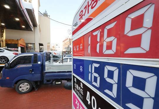 중동 전쟁 여파에 따른 원유 가격 상승으로 우리 수출 기업 부담이 가중되고 있다. 서울 시내 한 주유소 전경. 사진=임준선 기자