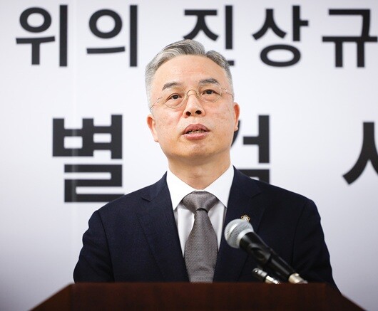 권창영 특별검사가 2026년 2월 25일 경기 과천 사무실에서 윤석열·김건희에 의한 내란·외환 및 국정농단 행위의 진상규명을 위한 특별검사 사무실 현판식을 마치고 특검보들과 입장발표를 하고 있다. 사진=임준선 기자