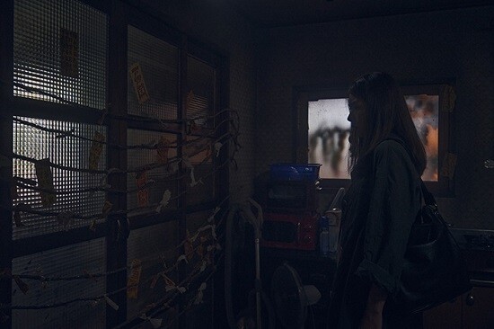 '곤지암'과 '늘봄가든' 모두 영화의 소재가 된 심령 스팟을 직접 체험하려 하는 외부인들의 무단 침입으로 문제가 된 바 있다. 사진=영화 '늘봄가든' 스틸컷