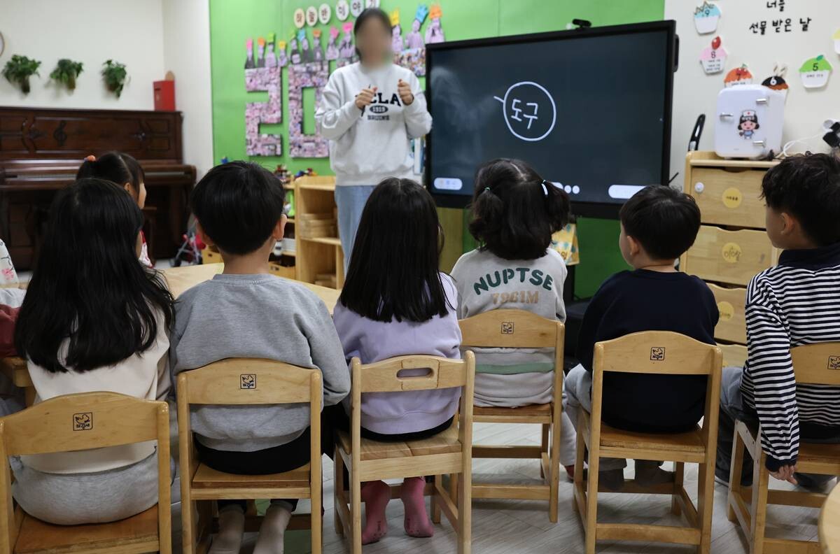 서울의 한 어린이집에서 보육교사가 아이들과 수업을 진행하고 있는 모습으로 기사 특정 내용과 관련 없음. 사진=연합뉴스