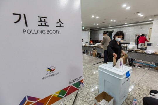 2022년 6월 1일 서울 용산구 이태원동 용산구의회에 마련된 8회 전국동시지방선거 이태원제1동사전투표소에서 시민들이 투표를 하고 있다. 사진=최준필 기자