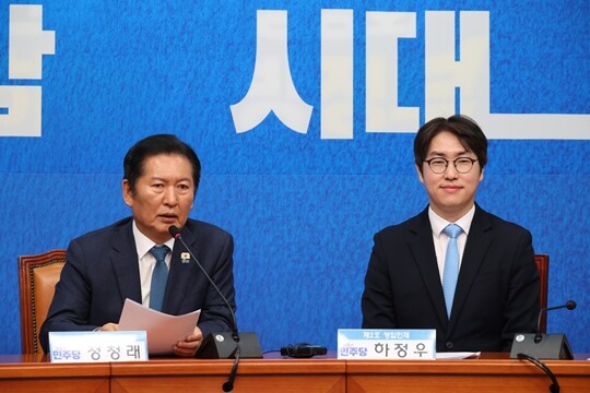 더불어민주당 정청래 대표가 4월 29일 국회에서 열린 하정우 전 청와대 AI수석과 전은수 전 청와대 대변인의 인재 영입식에서 인사말을 하고 있다. 사진=박은숙 기자