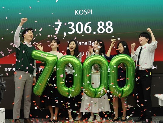 5월 6일 코스피는 장중 7400선을 돌파한 뒤 7384.56p에 장을 마감했다. 6일 서울 중구 하나은행 딜링룸에서 직원들이 코스피 7000 돌파 세리머니를 하고 있다. 사진=임준선 기자