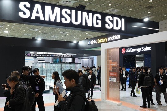 지난 3월 서울 강남구 코엑스에서 열린 배터리 산업 전문 전시회 '인터배터리 2026'에서 참관객들이 삼성SDI 부스를 둘러보고 있다. 사진=연합뉴스