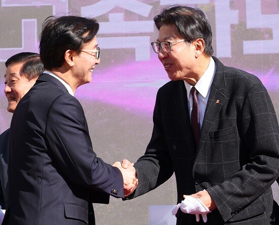 전재수 민주당 부산시장 후보와 박형준 국민의힘 부산시장 후보. 사진=연합뉴스