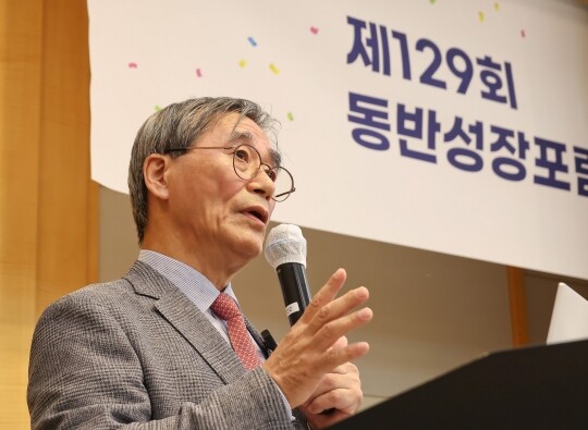 5월 13일 오후 서울 관악구 서울대학교 호암교수회관에서 열린 제129회 동반성장포럼에서 최병규 카이스트 명예교수가 다문화학생을 나라의 보물로 양성하기 위한 가정연대형 사회적 교육을 주제로 강연을 하고 있다. 사진=임준선 기자