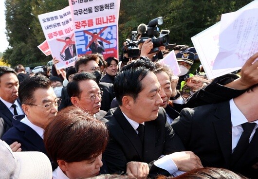 장동혁 국민의힘 대표는 2025년 11월 6일 오후 광주 북구 국립5·18민주묘지에서 참배를 하려 했으나 시민 반대에 부딪혀 돌아갔다. 사진=연합뉴스