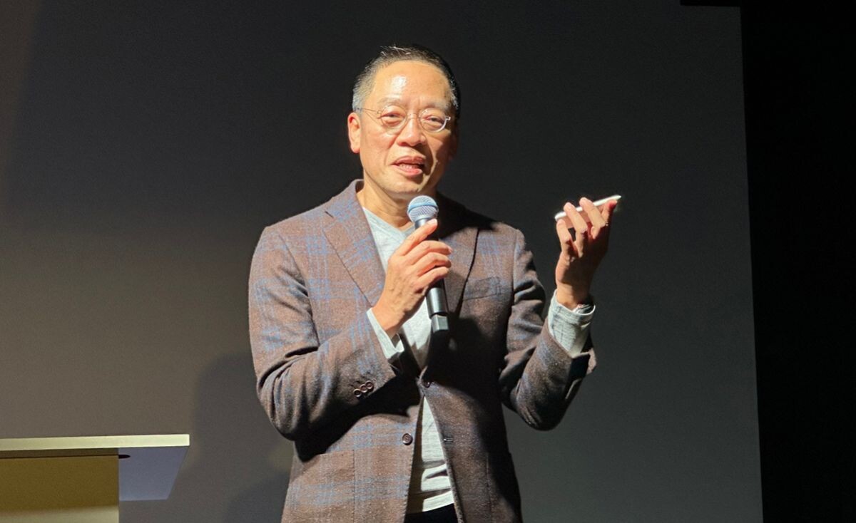 정태영 현대카드 부회장이 2023년 3월 서울 용산구 현대카드 언더스테이지에서 자신의 첫 아이폰을 들어 보이고 있다. 사진=연합뉴스