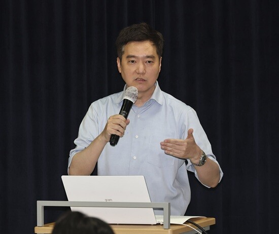 2025년 3월 27일 오후 서울 강남구 스페이스쉐어 강남역센터에서 열린 고 김새론 유족 긴급 기자회견에서 가로세로연구소 김세의 대표가 취재진의 질문에 답하고 있다. 사진=박정훈 기자