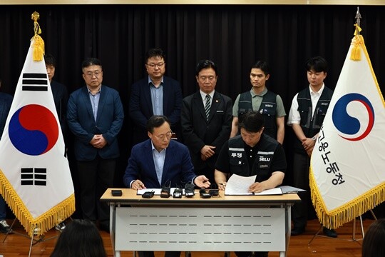 5월 20일 경기도 수원시 경기고용노동청에서 열린 삼성전자 임금협상을 마친 후 여명구 삼성전자 DS(디바이스솔루션)부문 피플팀장과 최승호 삼성그룹 초기업노동조합 삼성전자지부 위원장이 잠정 합의안에 서명하고 있다. 사진=연합뉴스