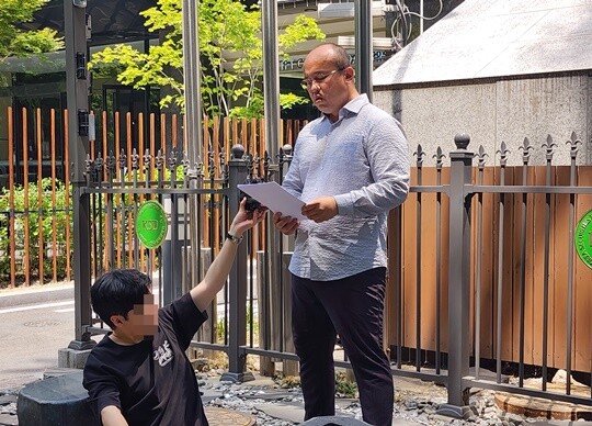 지난 5월 18일 한국예탁결제원 서울사옥 앞에서 기자회견을 가진 민경권 대한민국주주운동본부 대표. 사진=김명선 기자
