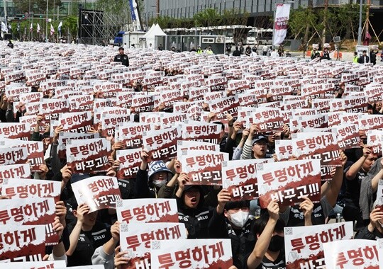 노사 잠정합의로 삼성전자는 총파업이라는 파국은 피했다. 4월 23일 경기도 평택시 삼성전자 평택캠퍼스 앞에서 열린 삼성전자 노동조합 공동투쟁본부의 ‘투명하게 바꾸고, 상한폐지 실현하자-4/23 투쟁 결의대회’에서 조합원들이 구호를 외치고 있다. 사진=연합뉴스